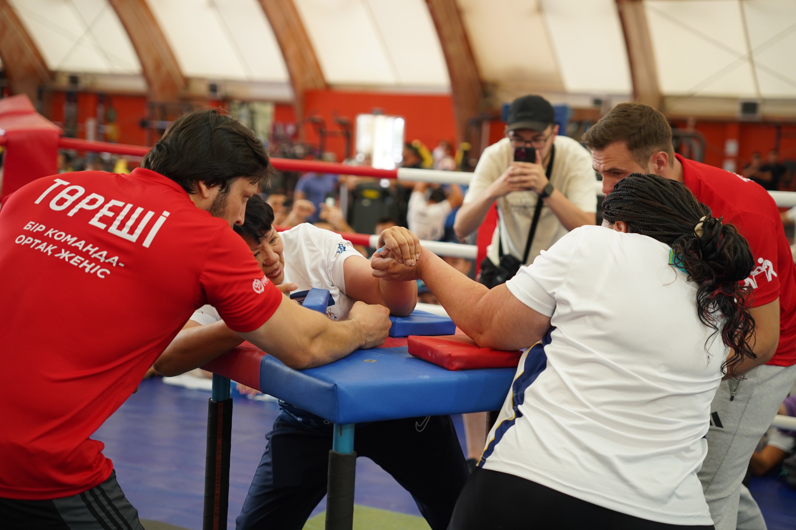 Победа силы и стойкости: Индира Байжанова — чемпион по армрестлингу!